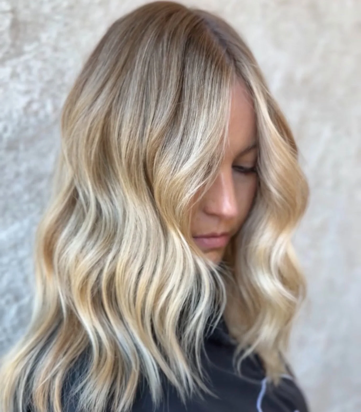 Lived in blonde by @beautywithserenasingh 
Call 303-928-9805 to schedule 
www.islasalon.com
1140 Bannock St. Denver, Colorado 

Denver Colorado Salon hairstylist Denver Handtied Hair extensions lived in blonde brunette balayage haircut 

#denversalon