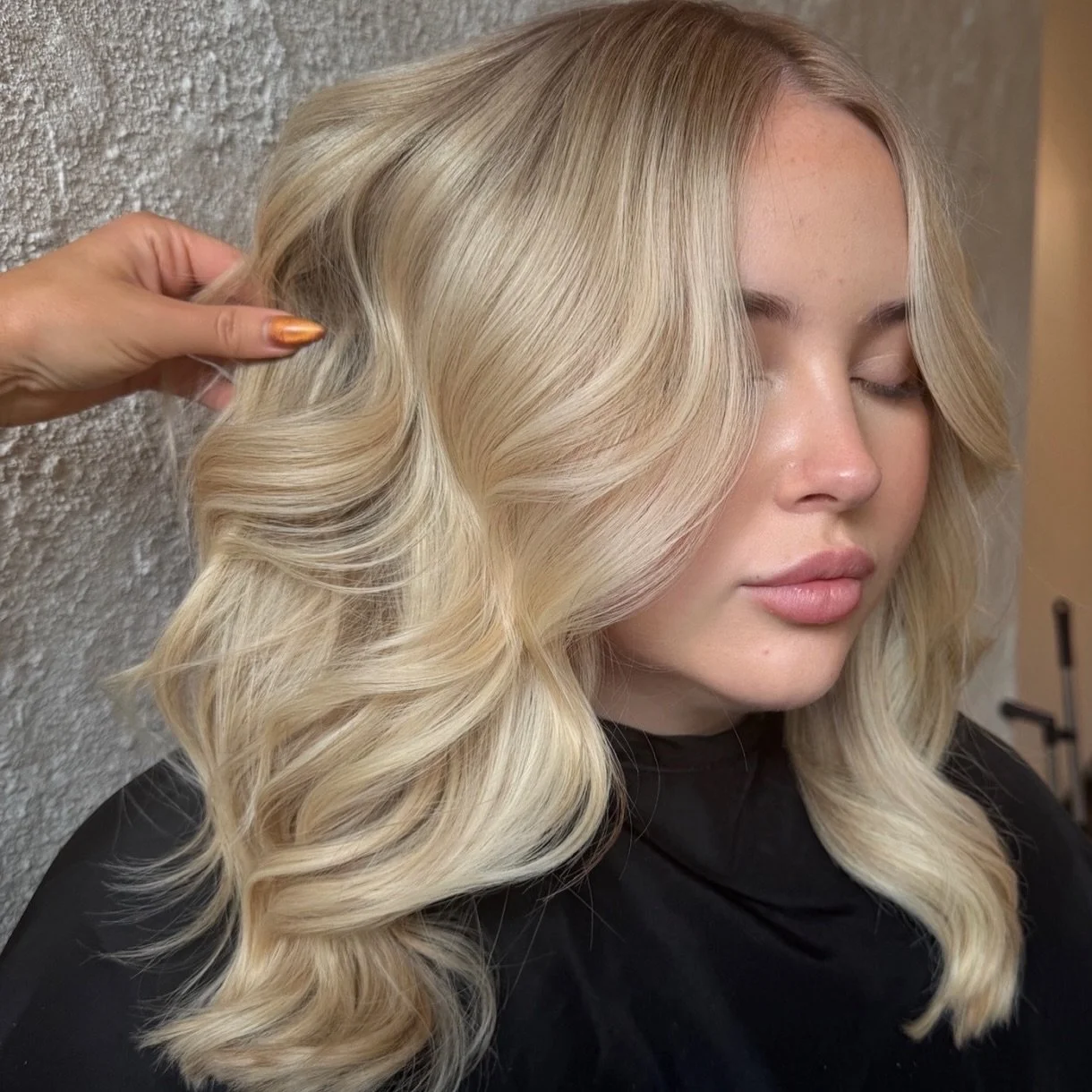 Seamless blonde by @alliray.beauty 
Call 303-928-9805 to schedule 
www.islasalon.com
1140 Bannock St. Denver, Colorado 

Denver Colorado Salon hairstylist Denver Handtied Hair extensions lived in blonde brunette balayage haircut 

#denversalon #denve