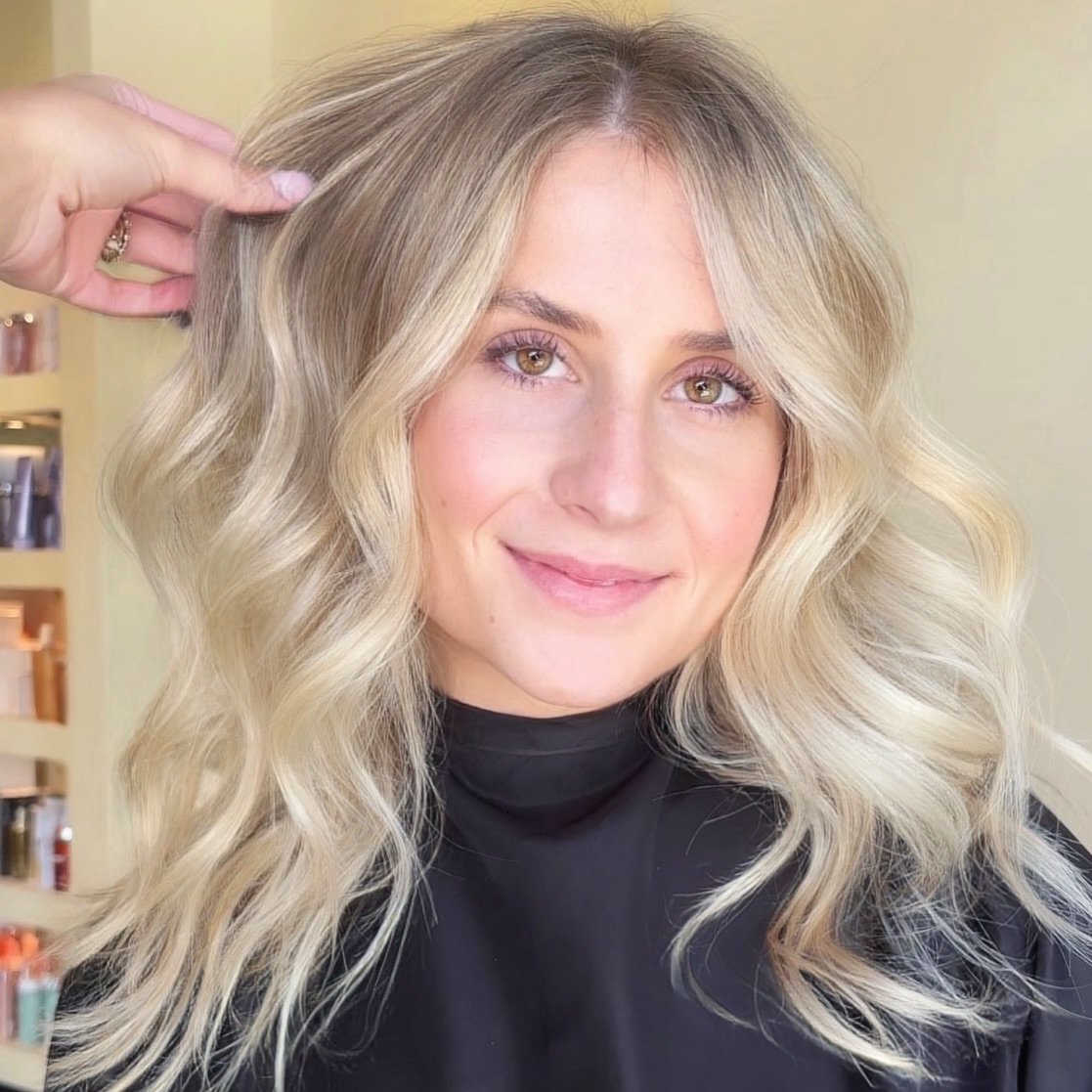 Lived in blonde by @shaystylessss 
Call 303-928-9805 to schedule 
www.islasalon.com
1140 Bannock St. Denver, Colorado 

Denver Colorado Salon hairstylist Denver Handtied Hair extensions lived in blonde brunette balayage haircut 

#denversalon #denver