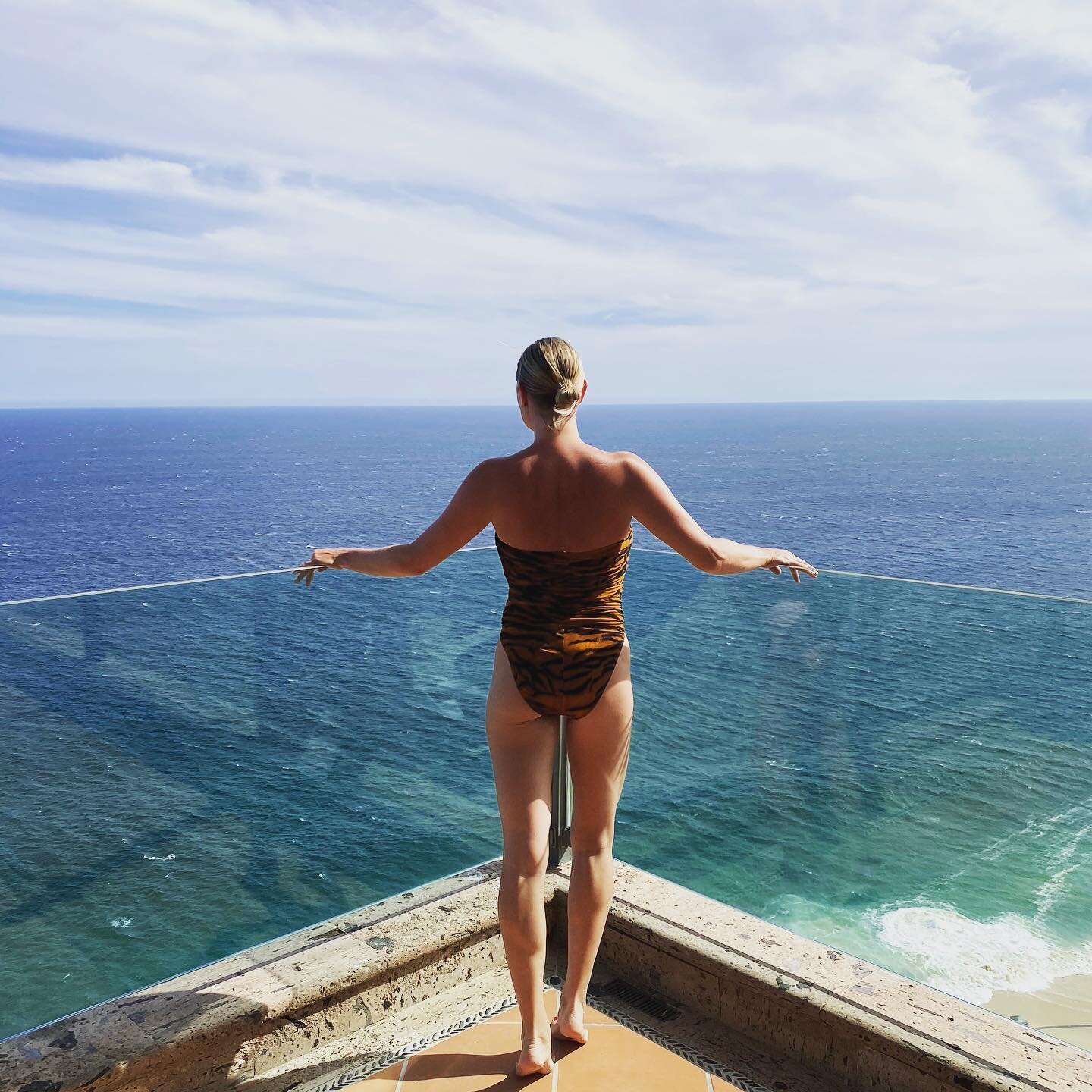 Is this real life?! An absolute dream waking up to this view every morning 🥰
&bull;
&bull;
&bull;
#takemeback #cabo #villaturquesa #holiday @cabovillas