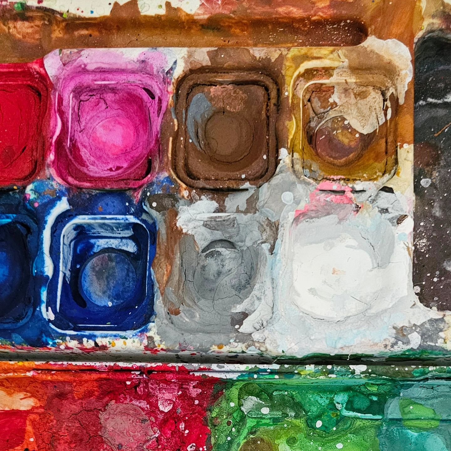 PSA: It's ok to have a messy palette. 
#PaintPalette #Gouache #GouachePaint