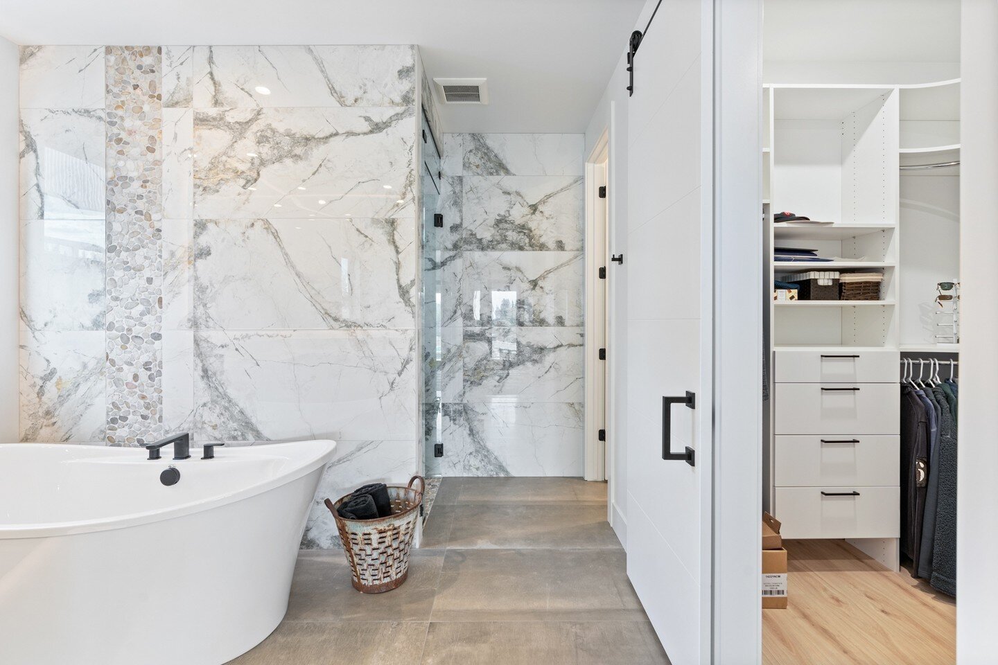 Spa content for your Monday morning 🛁⁠
⁠
Shout out to Lake Forest Design for the tile work in this Atlas Waterfront home, we love how light and airy this primary bath feels for an at home spa experience 🫧