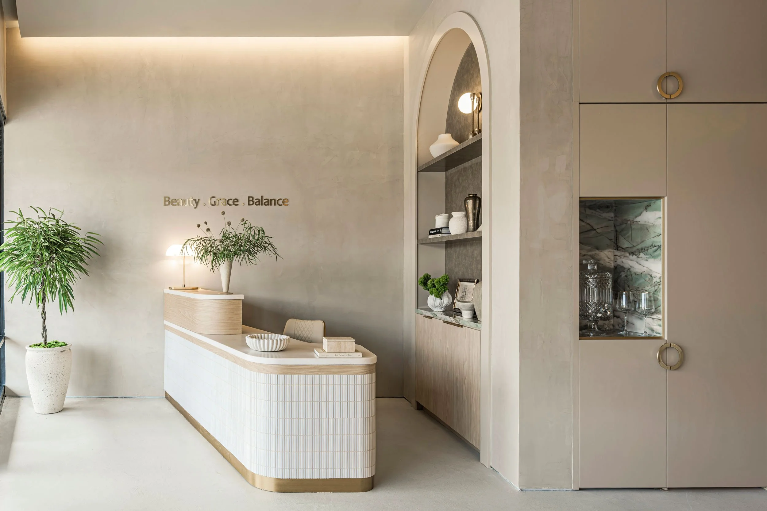 flamant-ii-nail-boutique-wilmette-reception-arch-shelving-studio-mak.jpg