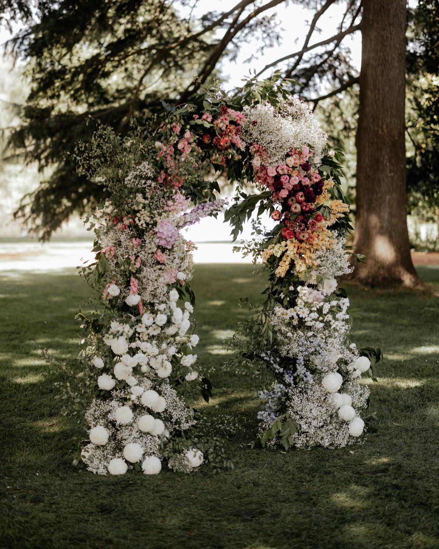 Warm floral tones. A garden arch. Jess &amp; Hamish's dream day. 
⠀⠀⠀⠀⠀⠀⠀⠀⠀
FLORALS: @ivylanecollective
PHOTOGRAPHER: @lukefletcherphoto
VENUE: @bendooleyestate
MAKEUP: @michellecato.bridal
⠀⠀⠀⠀⠀⠀⠀⠀⠀
#ivylanecollective #bendooleyestate #weddingceremo