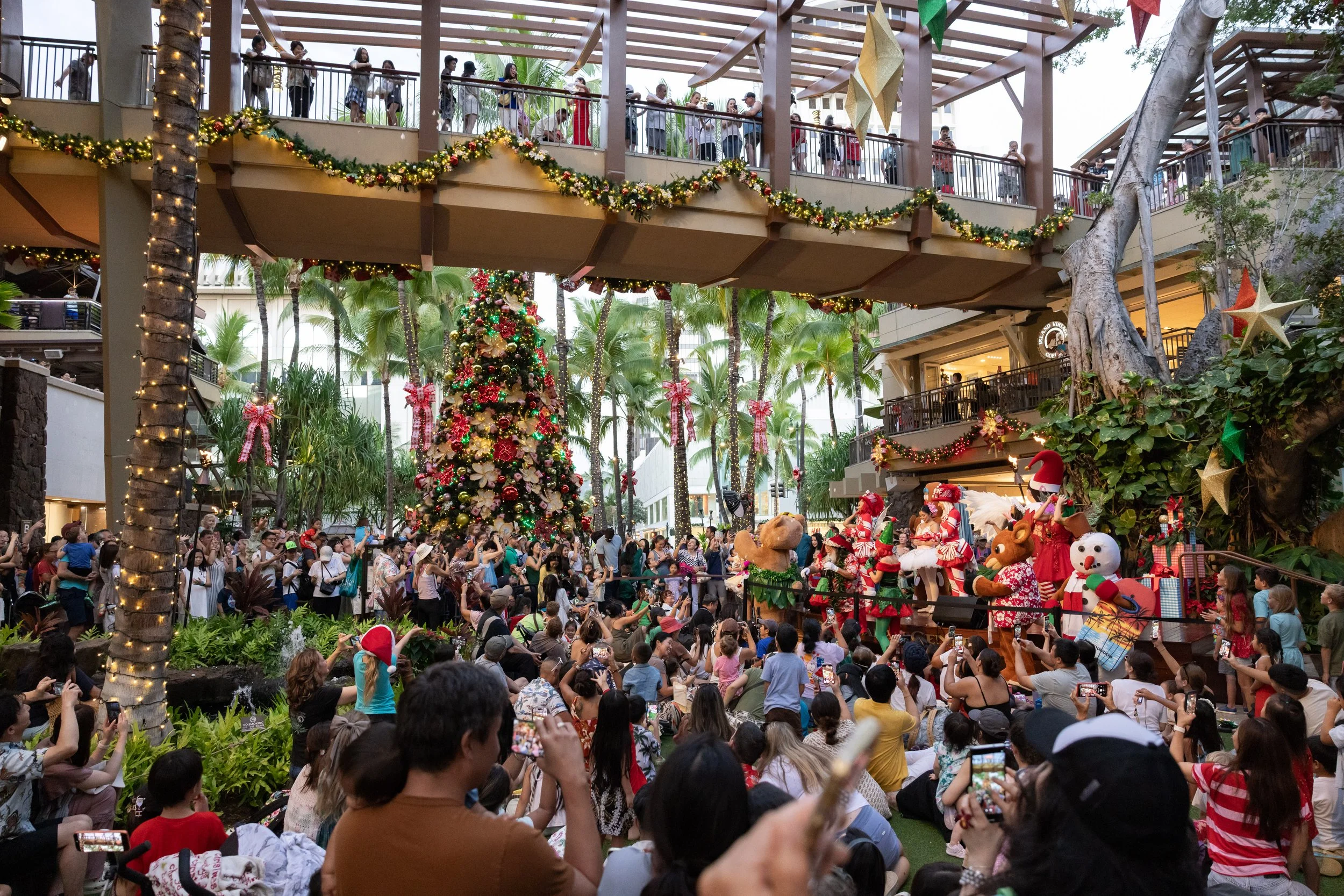 Holiday Kick-off Show & Aloha Santa Arrival