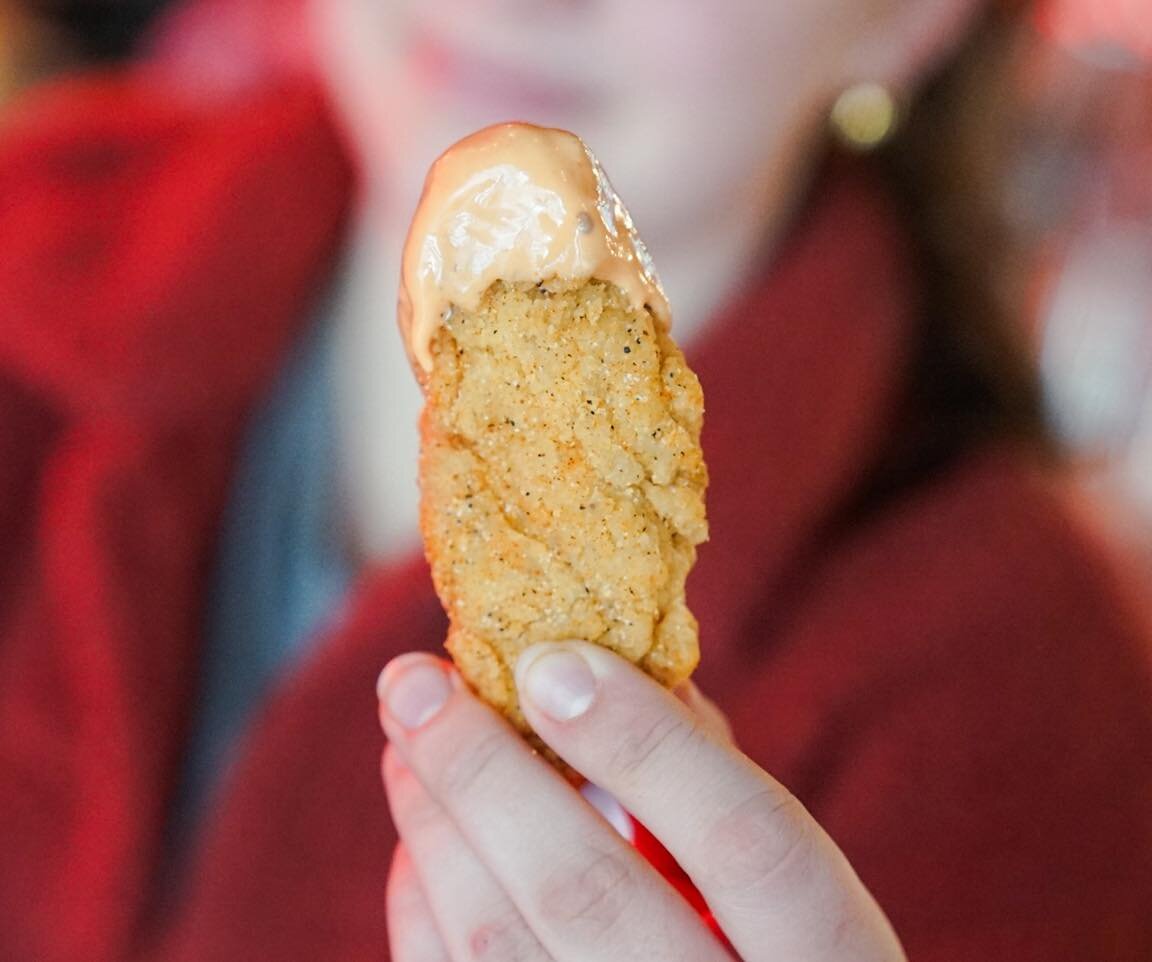 When life gives you chicken tenders, dip&rsquo;em in sauce! 🦅😏

#eatflybird #flybird #sofly #friedchicken #sauce #friedchickenlover #ChickenTendies #syracusefood