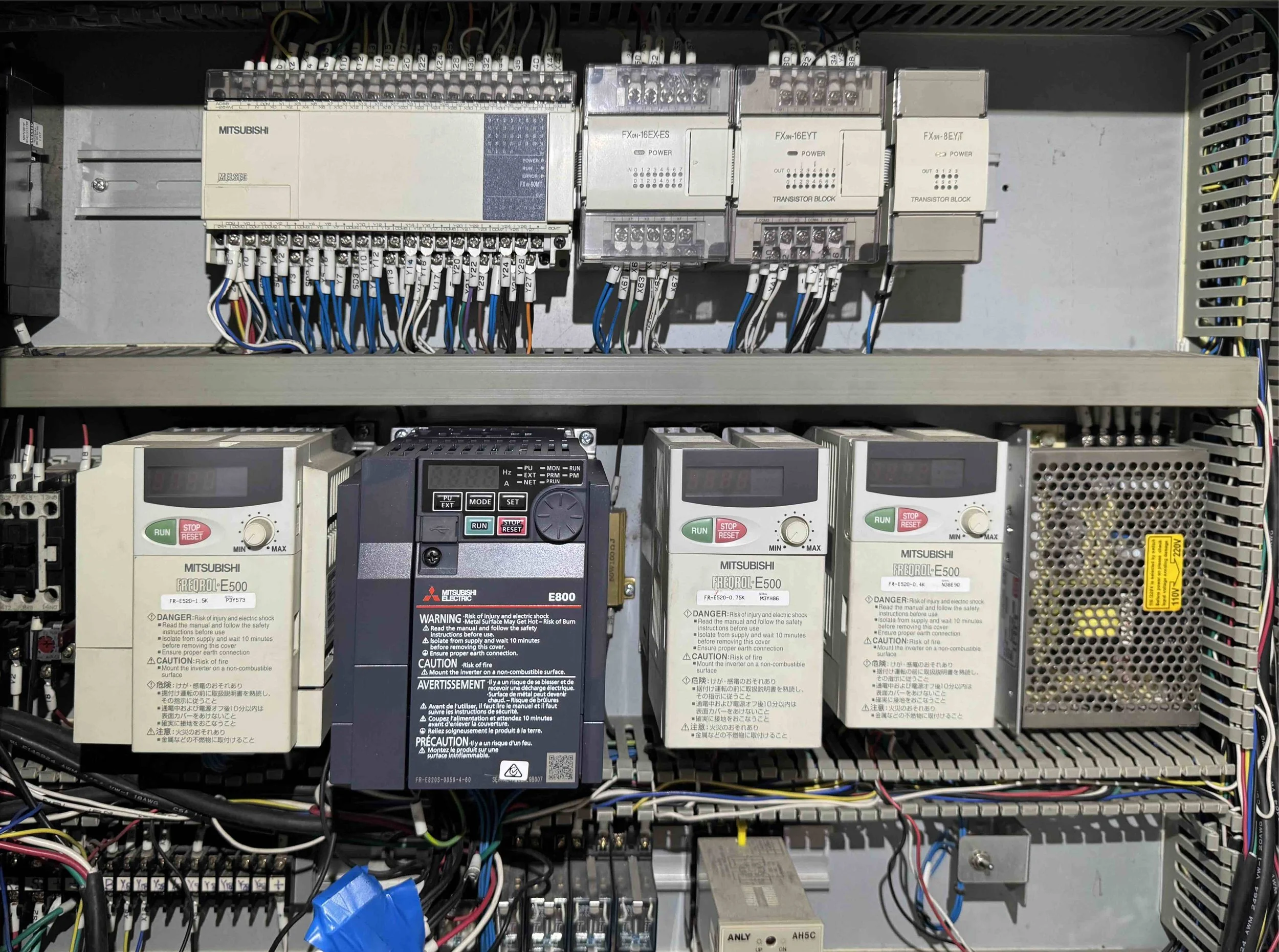 Control cabinet after the change — new Mitsubishi FR-E820S in the middle of the remaining FR-E500 units.