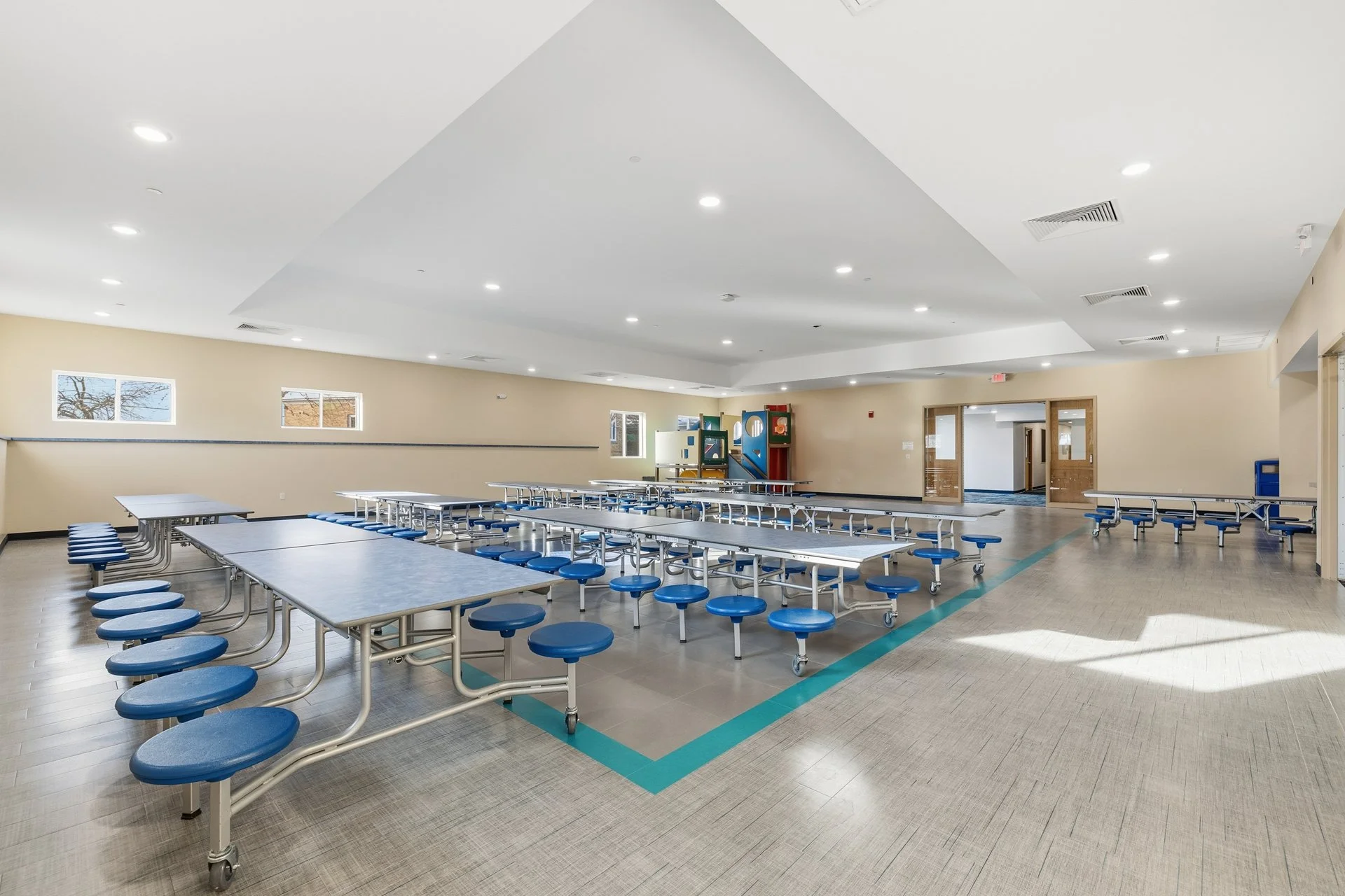 25-Cafeteria.jpg