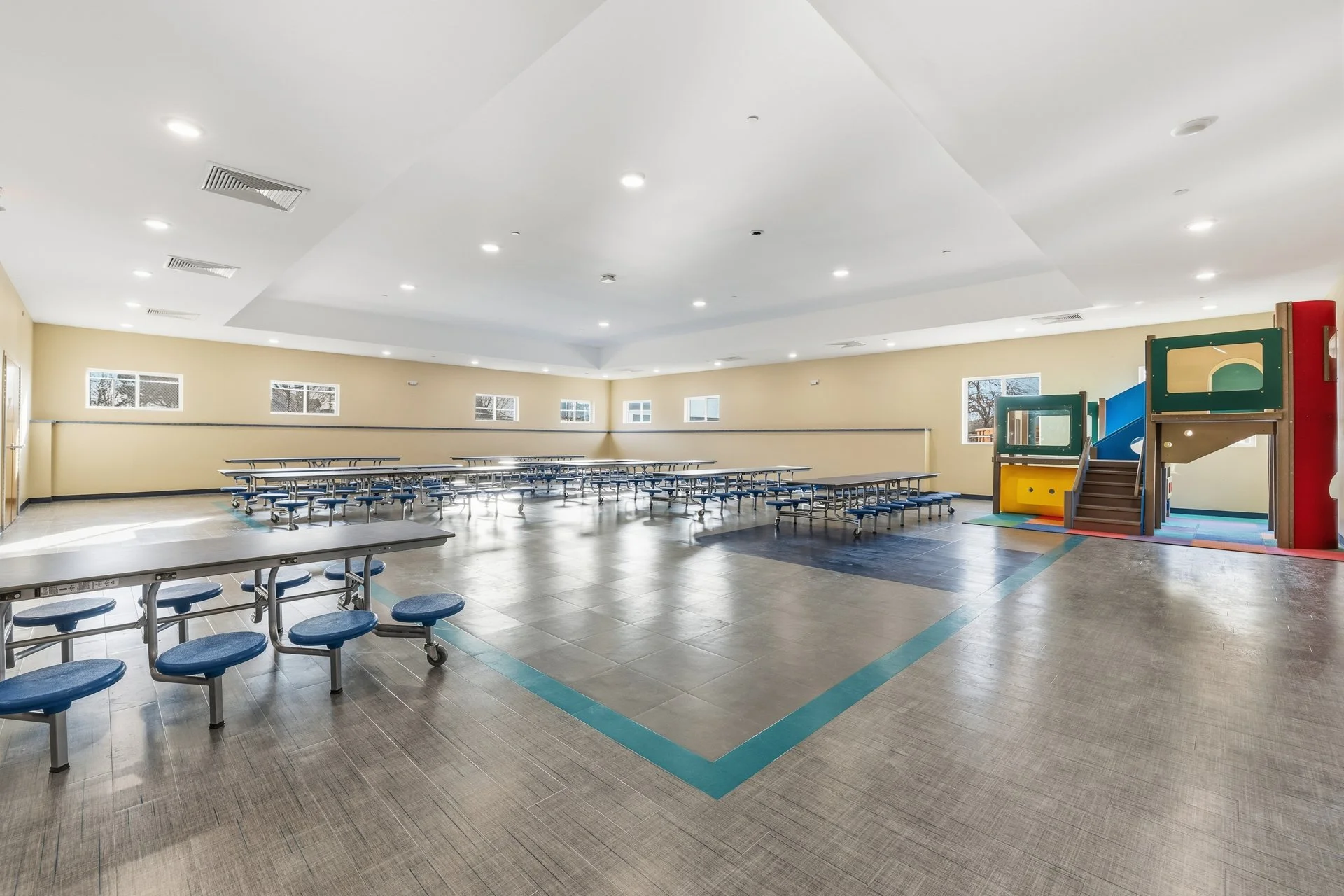 24-Cafeteria.jpg