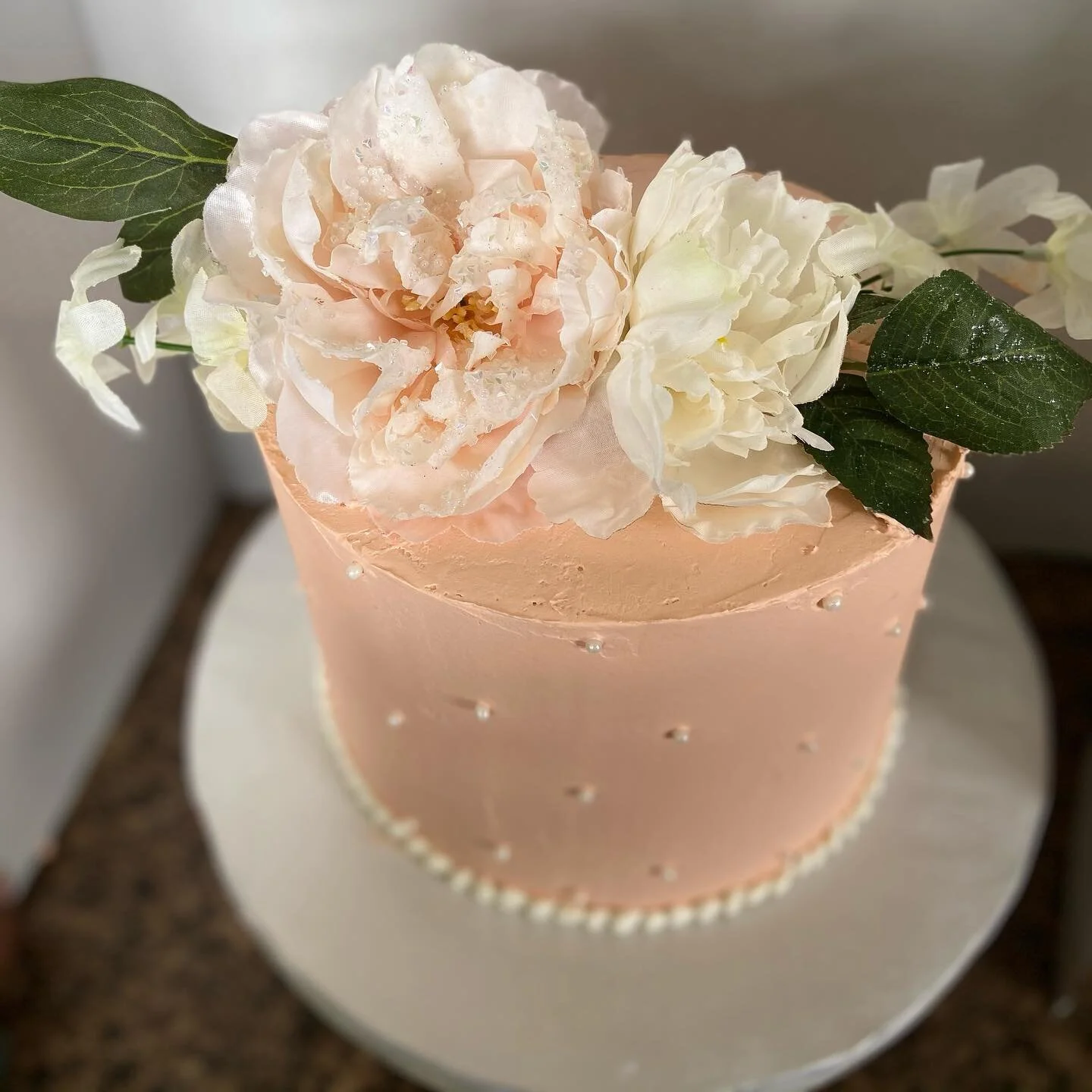 Communion season means it&rsquo;s time for beautiful, simple, elegant cakes! You all know that my personal decorating style is &ldquo;extra&rdquo;, with a side of &ldquo;extra extra&rdquo;, so this was quite a change!

#simplecakes #pearlcake #commun