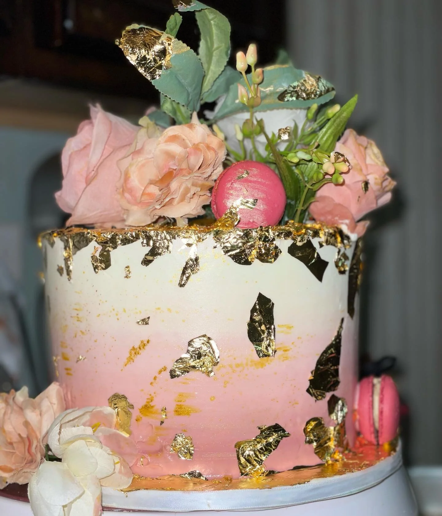 Just to complete the rosie row 💐 
&hellip;and also to say that I&rsquo;ve converted to using almost all @fatdaddios pans, and I&rsquo;ll likely never go back to anything else!

#ombrecake #pinkcake #fatdaddios #macarons #goldleaf #homebakery #homeba