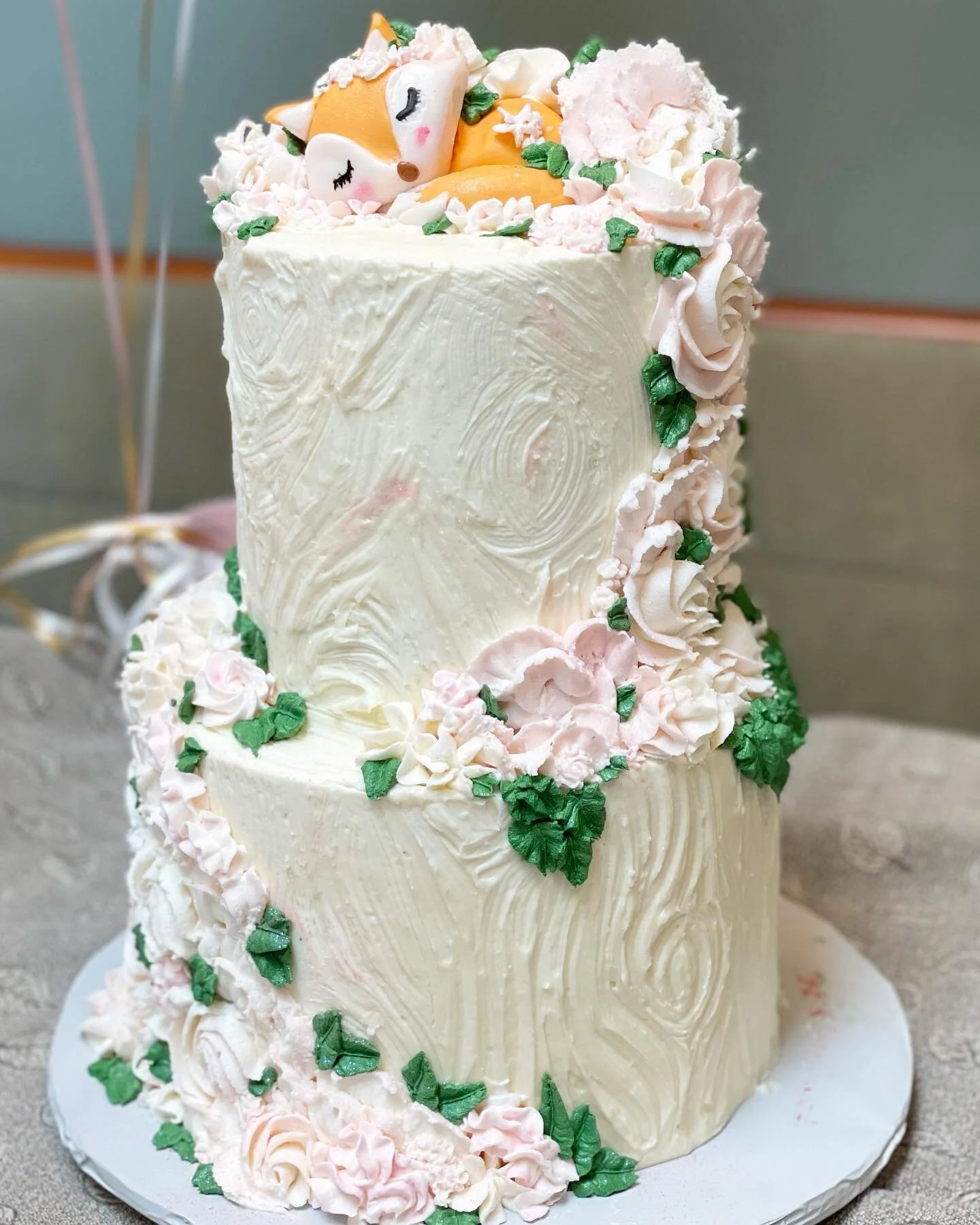 I love this cake and cookie set too much for words. I adore this theme, as it is, and to get to make such a sweet set for one of my favorite people was an absolute privilege and joy!

bark&rdquo; texture of the cake!

#woodlandcake #woodlandbabyshowe
