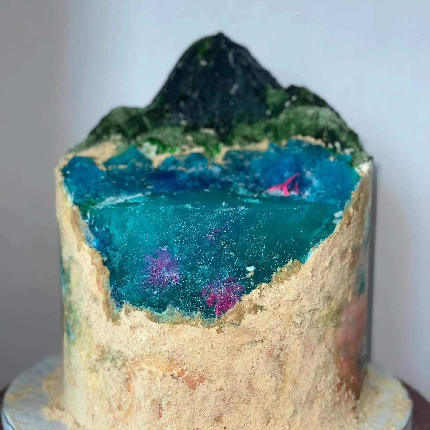 Making these jello island cakes NEVER gets old! I&rsquo;m always so excited about how fun they are! This time, I had stronger gelatin and was brave enough to take the color off, unlike with my previous island cake. 
#islandcake #jellocake #ocean #isl