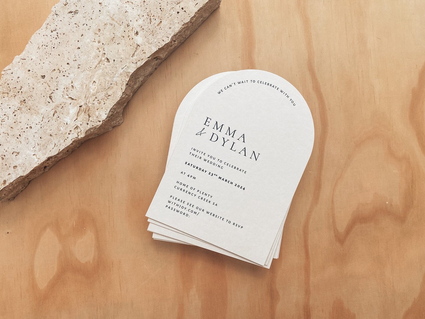 EMMA + DYLAN 🤍💫
almond arch invitations for a simple, neutral look ~ wins every time!