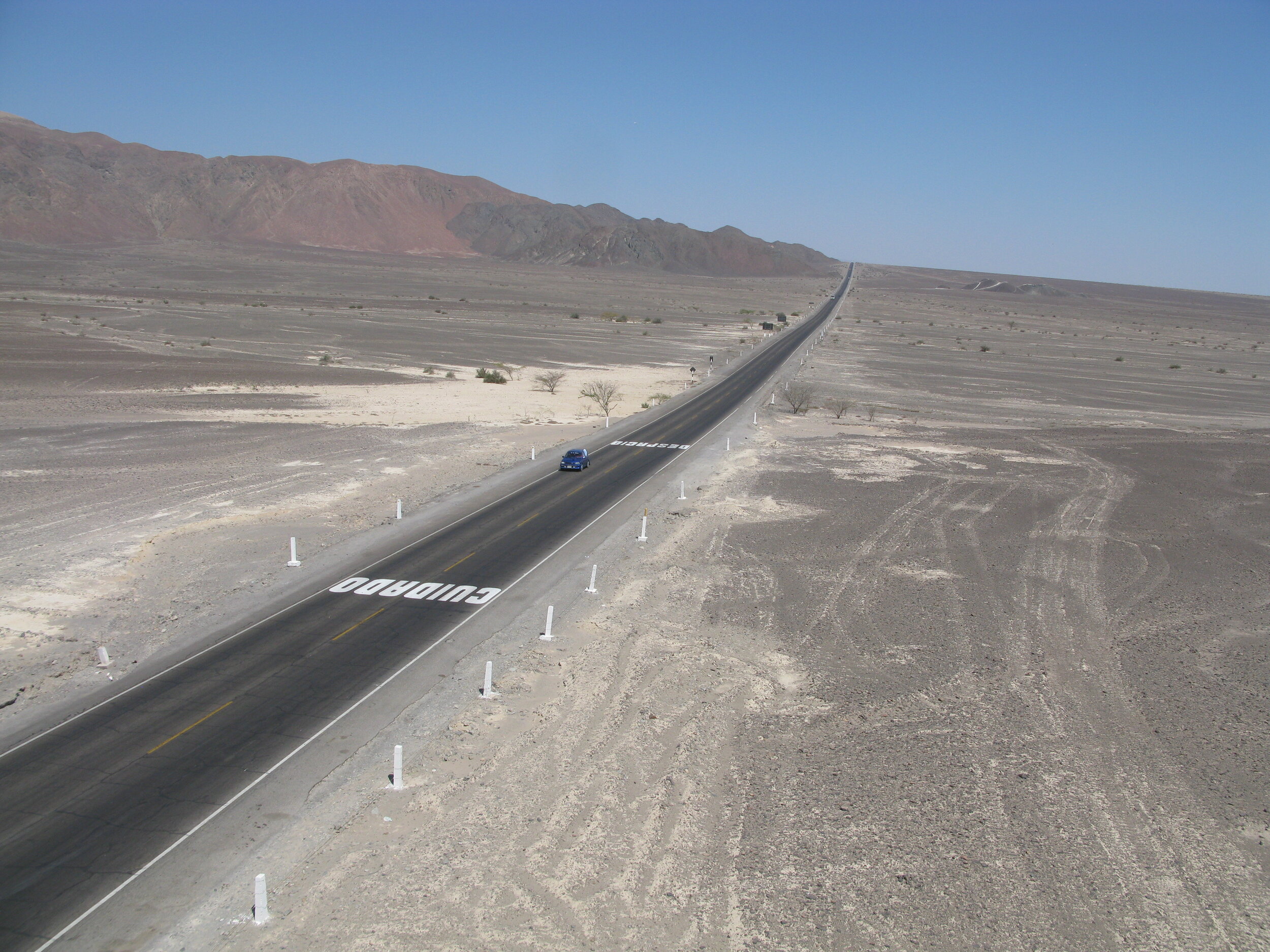 L’immense route panaméricaine traversant le désert de Nazca, Pérou.