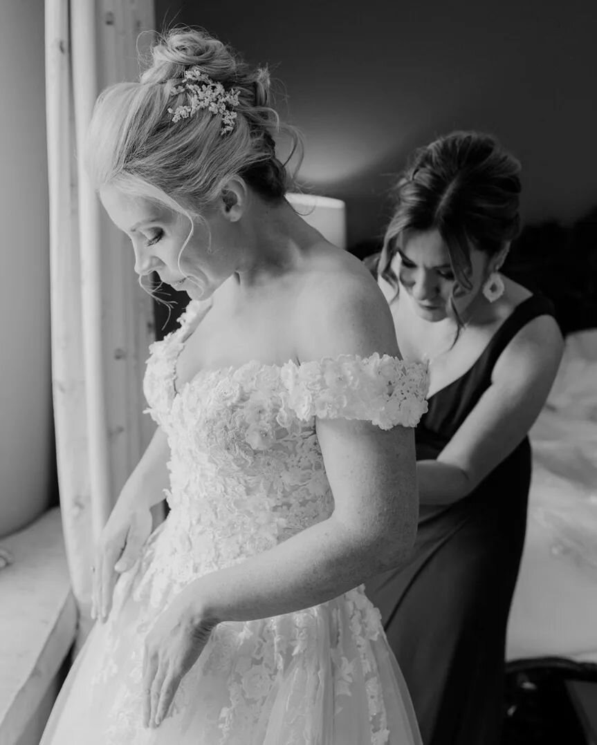 Some gorgeous shots of Louise's getting ready moments by @christinabrosnan 

#dublinweddingphotographer #bridalhairstyle #irishwedding