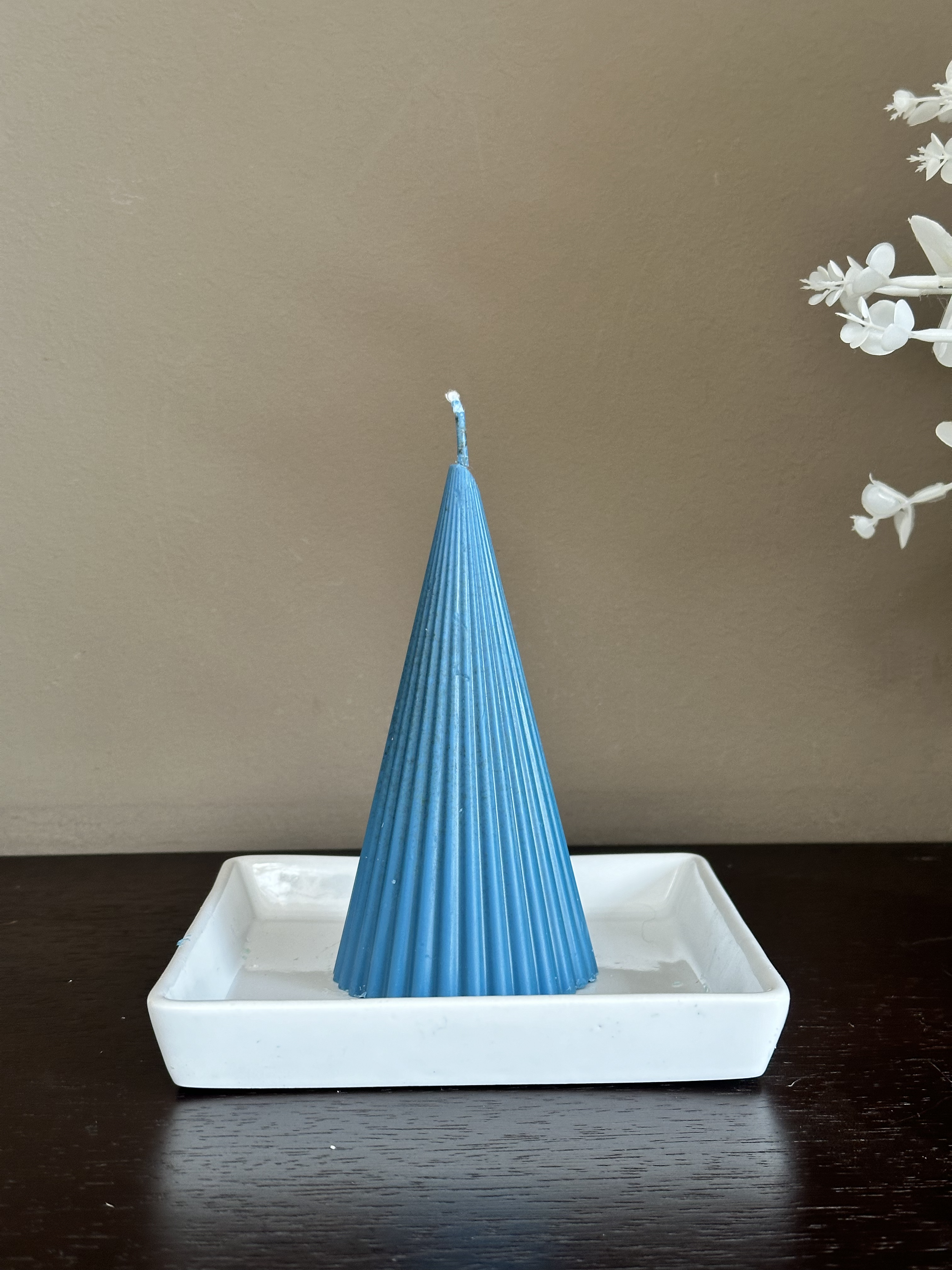 Kegelkerze blau | handgemacht | gerippt | 4.png