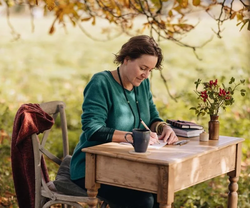 Karin Peeters journal writing below tree
