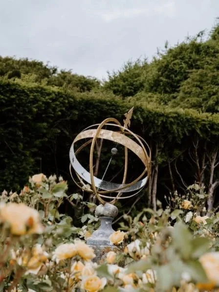 Sundial indicating the right direction