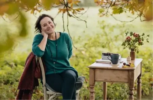 Best female Life Coach Karin Peeters with table in nature