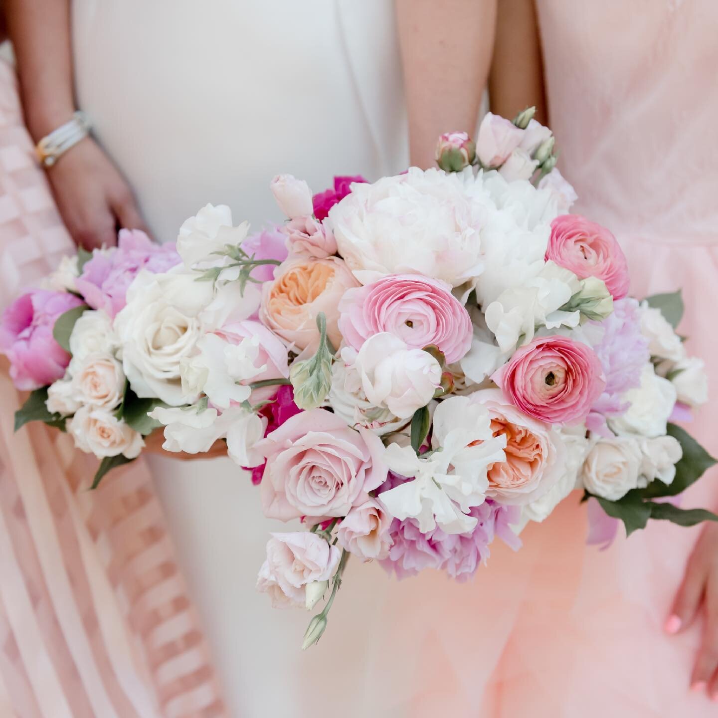 Can we take a minute to stare at these beautiful bouquets, grown on-site of the lovely @barnofchapelhill by @wildfloraflowers!