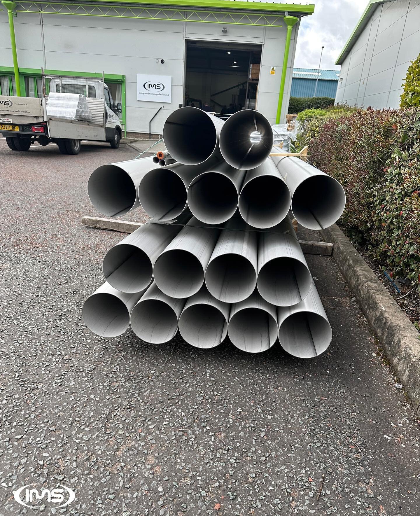 Lots of tube has arrived in today! Won&rsquo;t be long before it&rsquo;s made into some lovely finished products 🤩

#stainlesssteel #bollards #tube #delivery