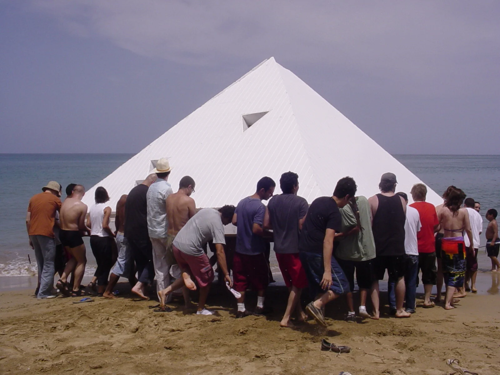 When ideas from our imagination are put into practice sometime they stand still and traditional knowledge gives you a hand to move and make them float. Thanks to Pablo León de la Barra, Pedro Reyes, Potuco an artisan fisherman from Rincón and the who