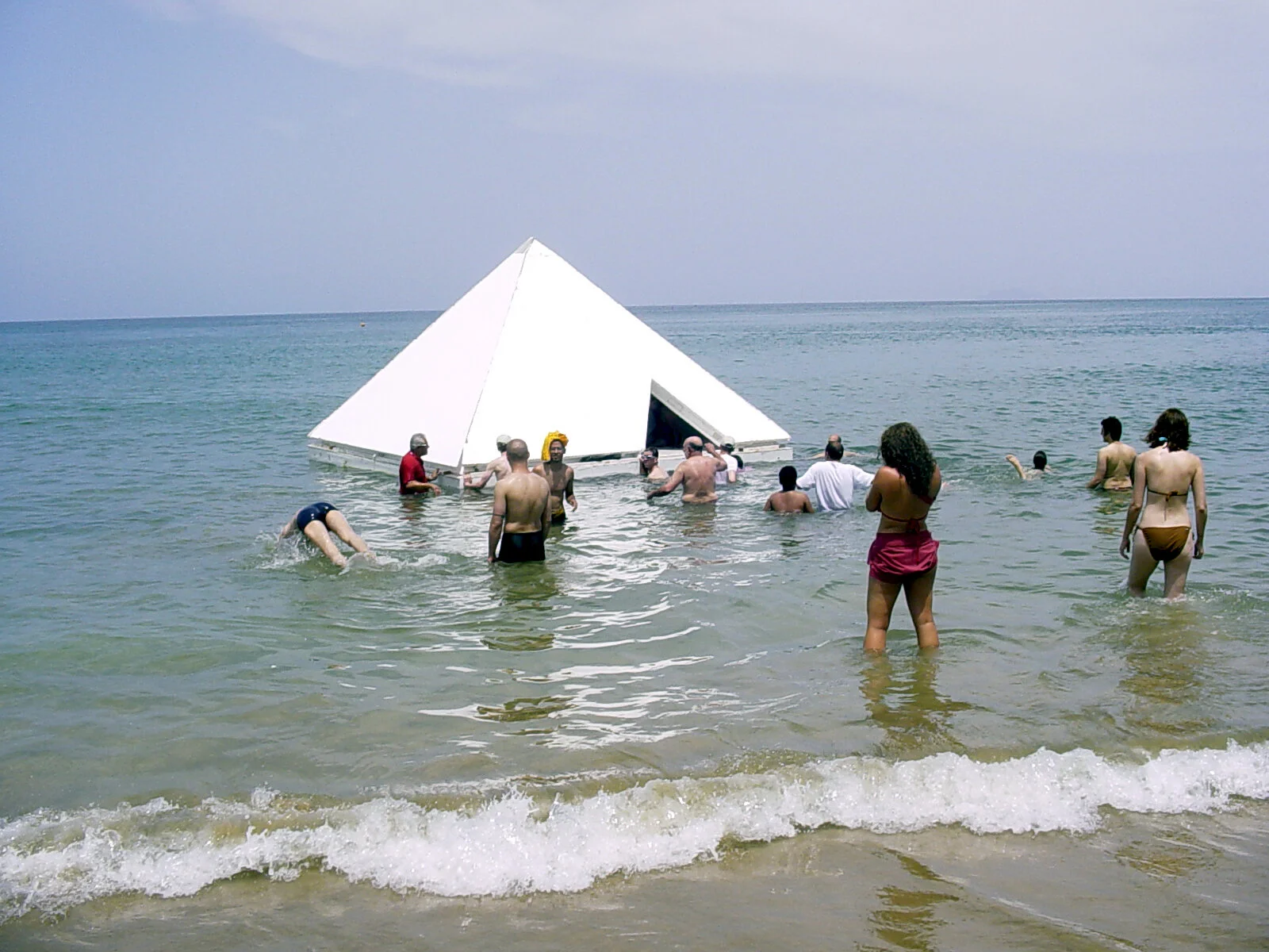 Piramide flotando
