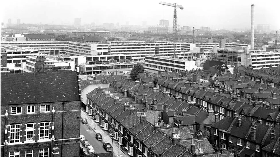 Aylesbury Estate in 1969. On completion it covered 28 hectares (70 acres) and replaced the existing landscape of overcrowded housing, semi-industrial sites and bomb-damaged streets.