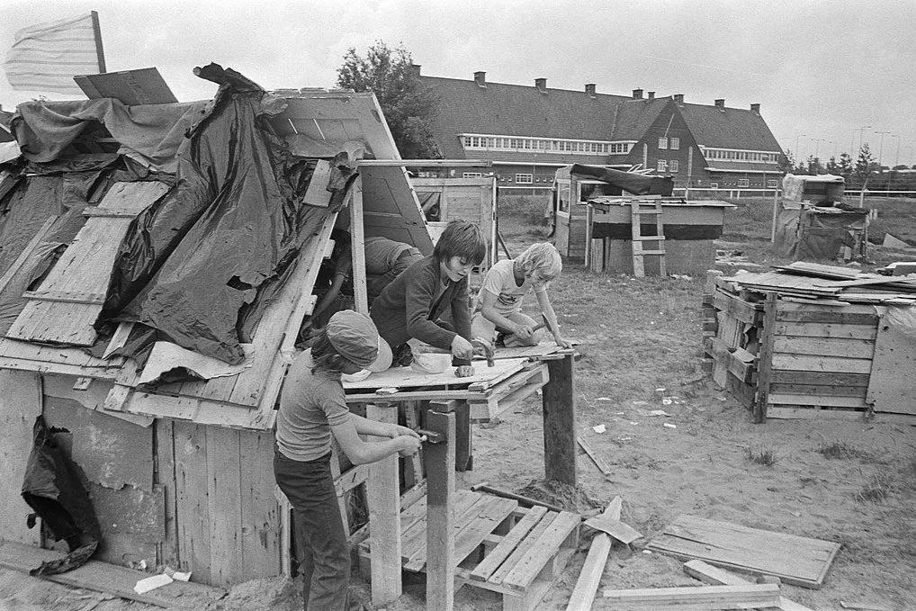 Amsterdam, 1974. In the ruins of post war Europe, ‘Junk Playgrounds’ sprang up in empty lots where, out of the junk lying around, children would construct, deconstruct and reconstruct their own playgrounds.