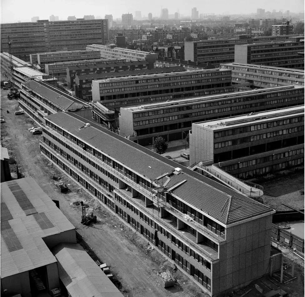 Aylesbury Estate near completion in 1976 With roughly 2,700 dwellings it was designed to house a population of about 10,000 residents. The Aylesbury Estate stood as the largest system-built estate in London, ultimately housing over 11,000 residents.