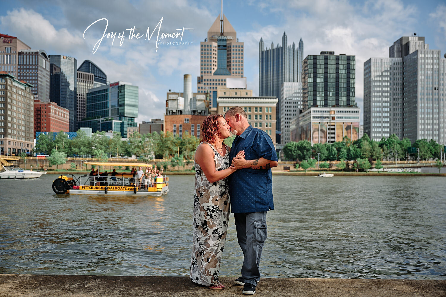  Stacy and Dae Guess are posing for their 10th wedding anniversary portraits in their favorite Pennsylvanian city Pittsburgh. They chose yellow bridges over Allegheny River as the backdrop. 