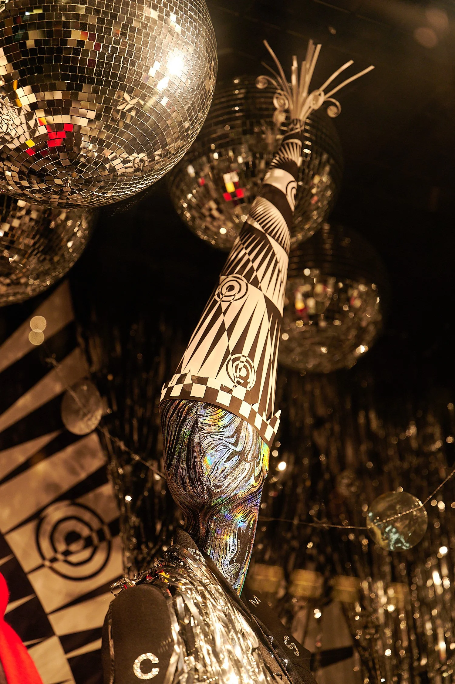  NEW YORK CITY, USA - DECEMBER 10TH 2021: Details from the lavish Christmas decorations in the top fashion shops on 5th Avenue of Manhattan. Gold is the main color of the beautiful mannequin ladies 