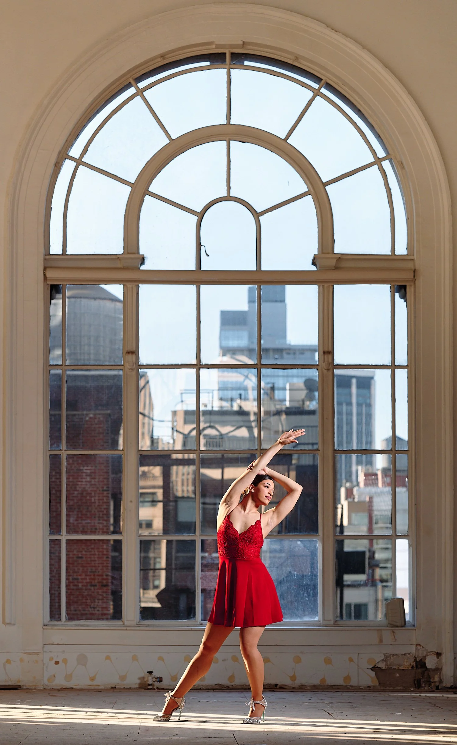  NEW YORK CITY, USA - DECEMBER 12TH 2021: Shania Shields, a 2021 graduate of New York University’s Tisch School of the Arts, is posing for the attendees of a photography workshop with Joe McNally. 