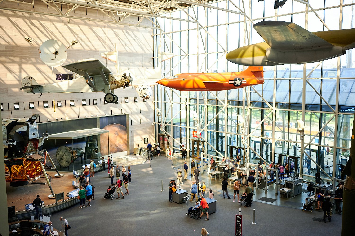  WASHINGTON, DC, USA - OCTOBER 16TH 2021: the awesome interior of The National Air and Space Museum of the Smithsonian Institution. The history of space is presented to attract children of all ages. 