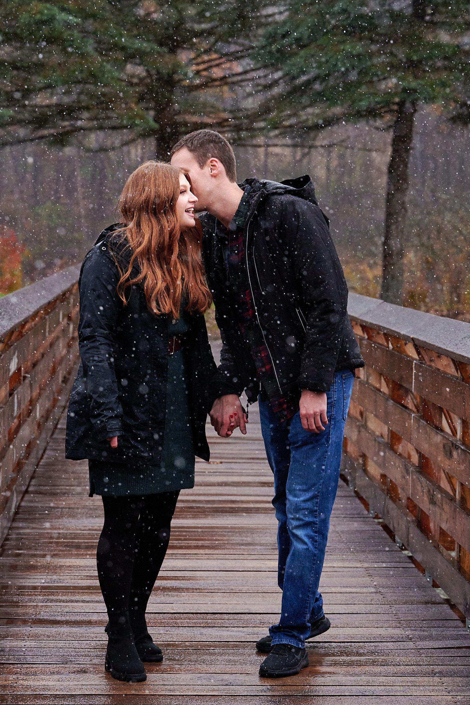  Victoria Detweiler is posing with her new husband on Marshall Island in North Park, Allegheny County near Pittsburgh, Pennsylvania. It’s very cold and it’s snowing. The trees around have few colors. 