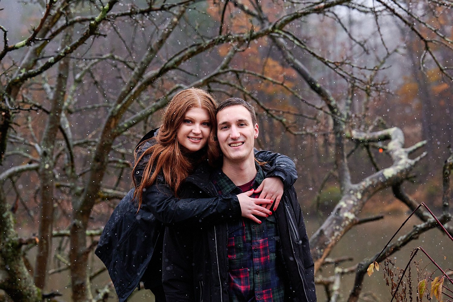  Victoria Detweiler is posing with her new husband on Marshall Island in North Park, Allegheny County near Pittsburgh, Pennsylvania. It’s very cold and it’s snowing. The trees around have few colors. 