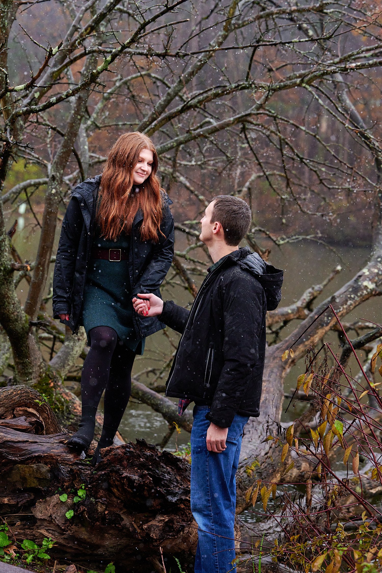  Victoria Detweiler is posing with her new husband on Marshall Island in North Park, Allegheny County near Pittsburgh, Pennsylvania. It’s very cold and it’s snowing. The trees around have few colors. 