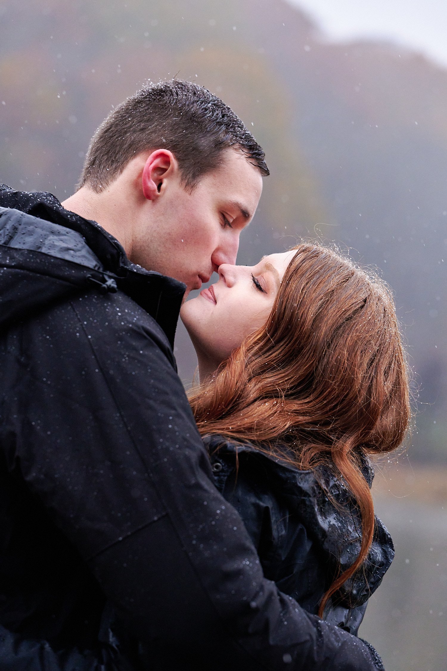  Victoria Detweiler is posing with her new husband on Marshall Island in North Park, Allegheny County near Pittsburgh, Pennsylvania. It’s very cold and it’s snowing. The trees around have few colors. 