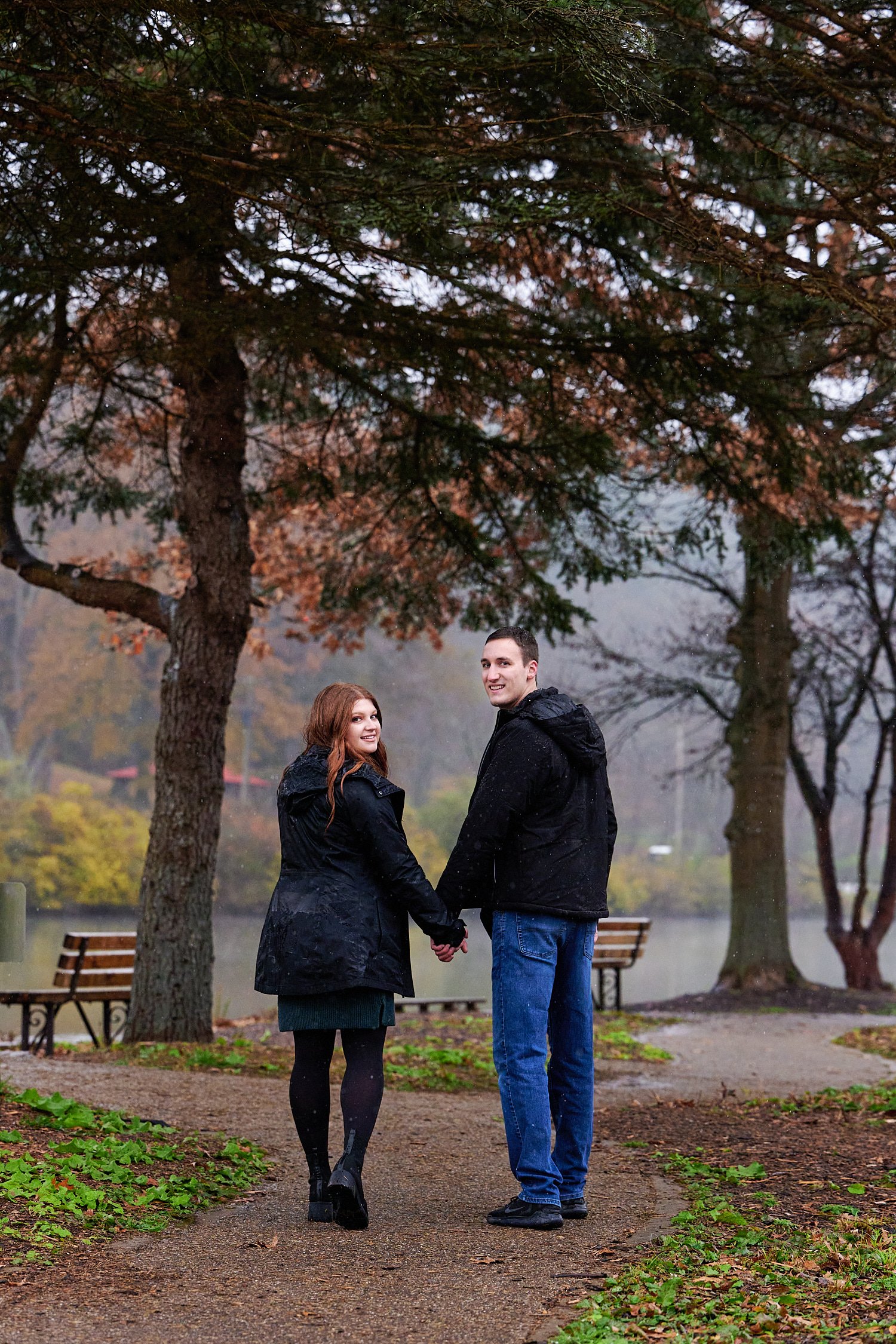  Victoria Detweiler is posing with her new husband on Marshall Island in North Park, Allegheny County near Pittsburgh, Pennsylvania. It’s very cold and it’s snowing. The trees around have few colors. 