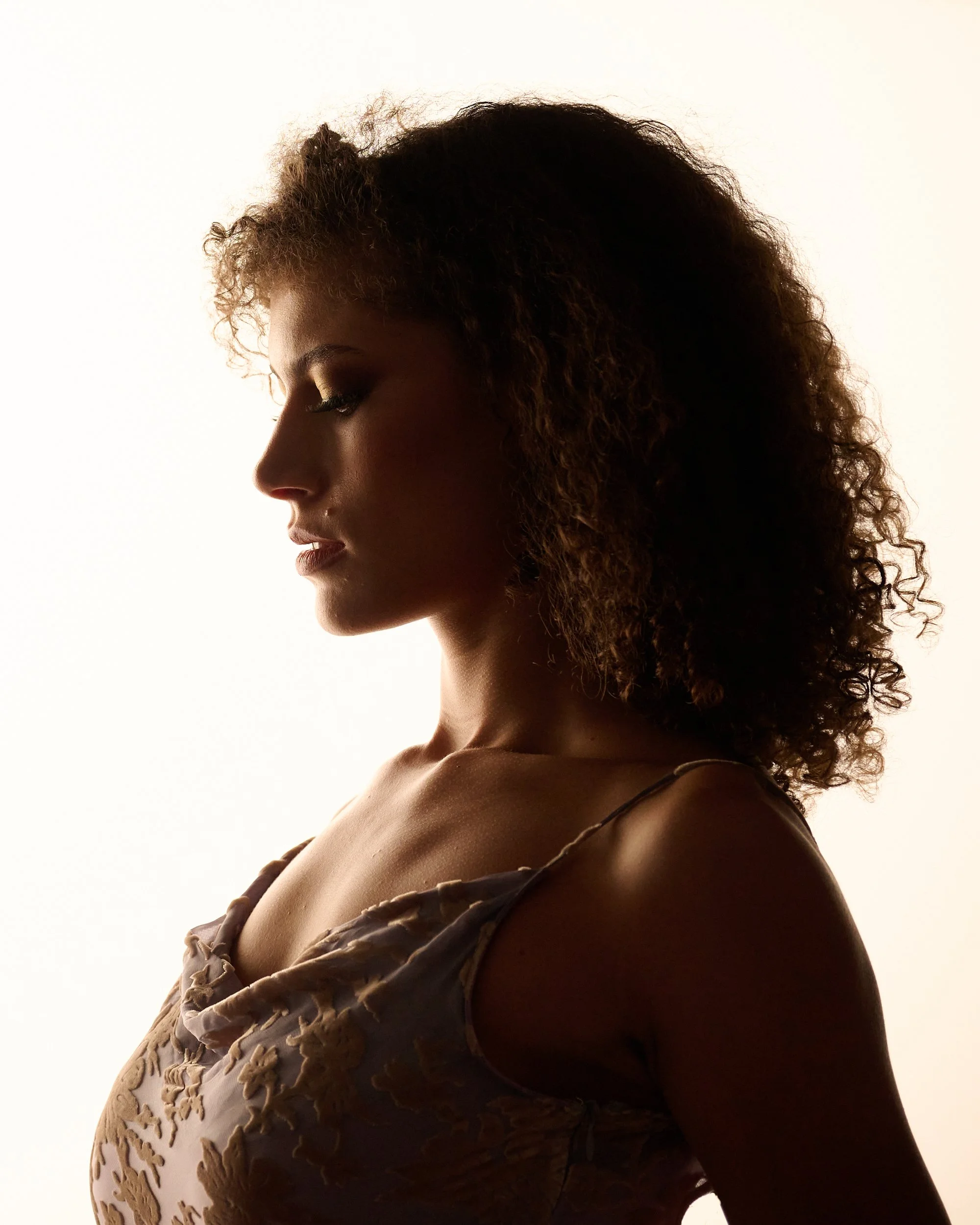  THE WOODLANDS, TEXAS - MAY 2022: sexy and edgy Anastasia Lewis is posing for portraits with Wyatt Hopkins during Jerry Ghionis photography training in May 2022. The model has pretty long curly hair 
