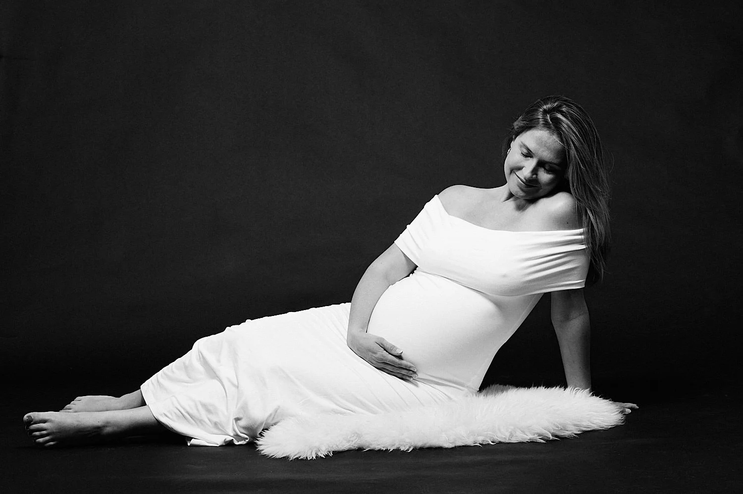 The Art of Motherhood: Timeless Maternity Portraits in Black & White