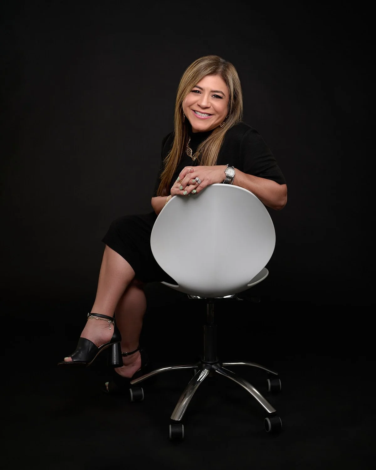 Julia-Palacios-studio-portrait-real-estate-20240531-Z989857-r1.jpg