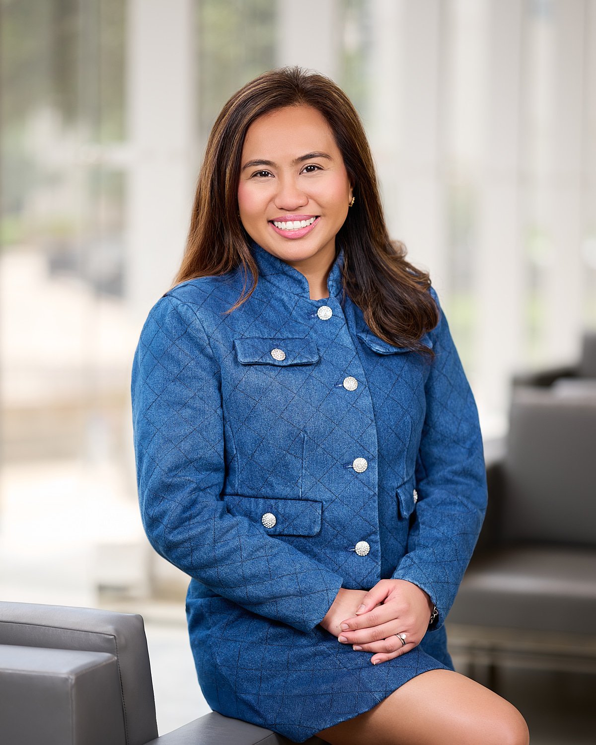 Jo-Arcilla-Modern-lounge-business-headshot-20250719-Z9141080-R2.jpg