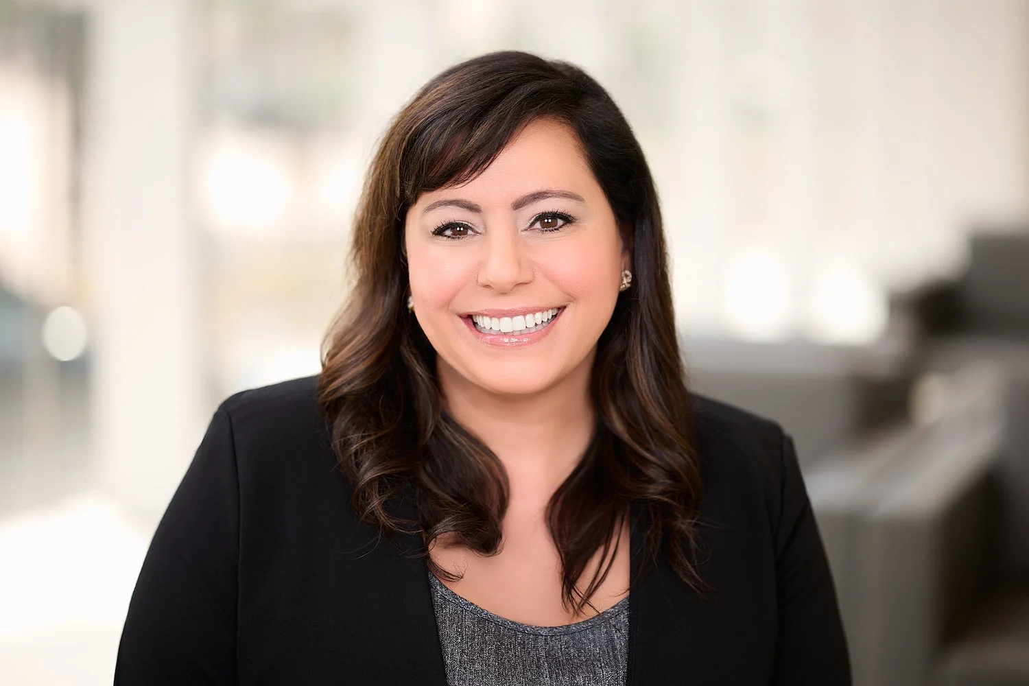 Kerri-Coakley-Modern-lounge-business-headshot-20250719-Z9140976-R2.jpg