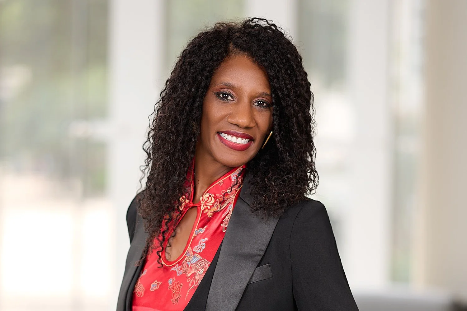 Tracee-Kennon-Modern-lounge-business-headshot-20250719-Z9141881-R2 1.jpg