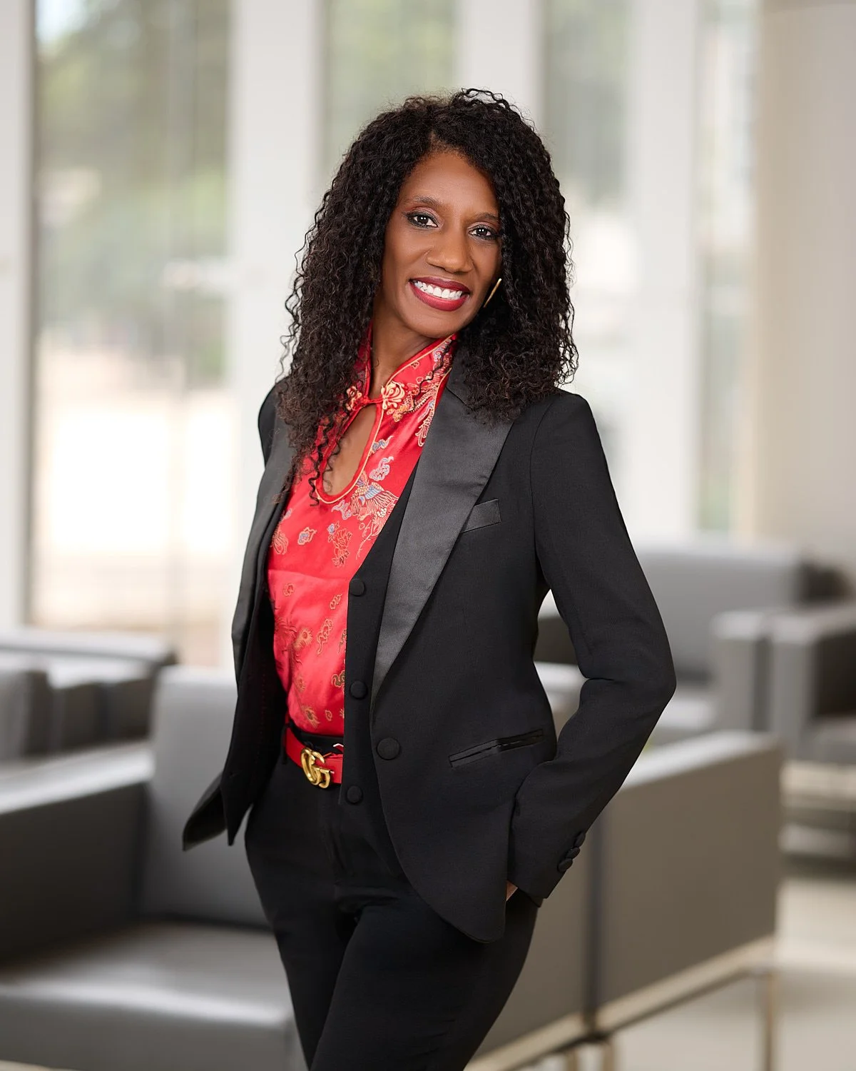 Tracee-Kennon-Modern-lounge-business-headshot-20250719-Z9141881-R2.jpg