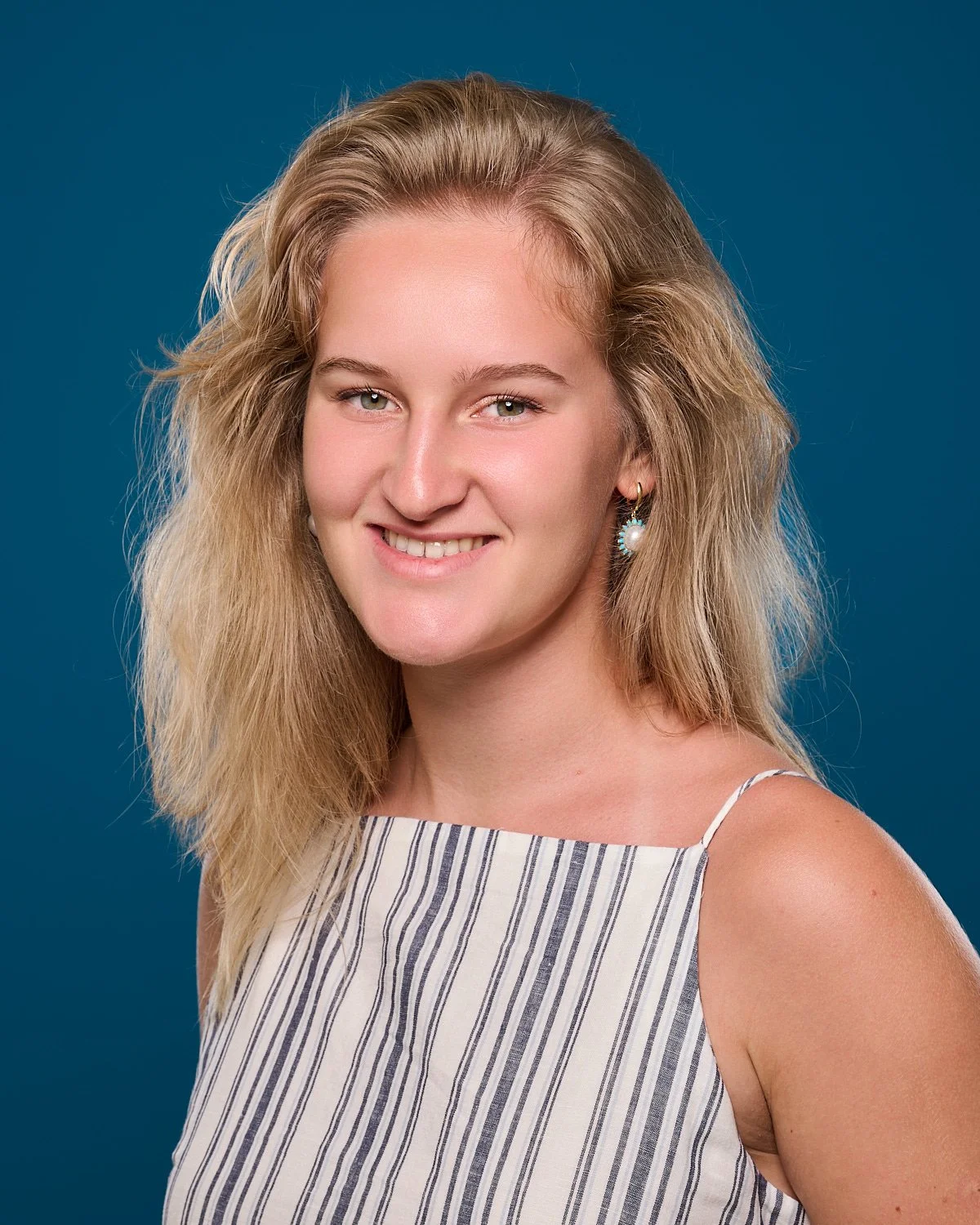 Alena-Gurevich-studio-portrait-blue-background-20250812-Z9147597.jpg