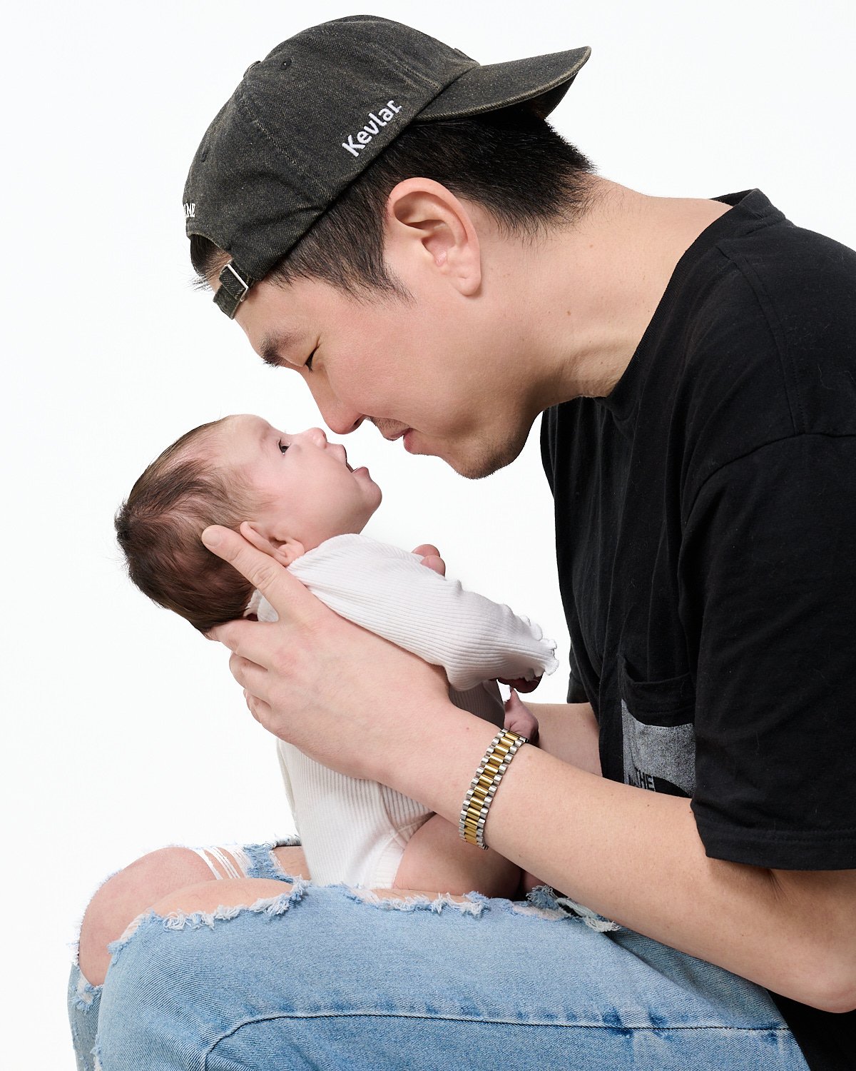 newborn-boy-studio-portrait-family-20240106_Z915915.jpg