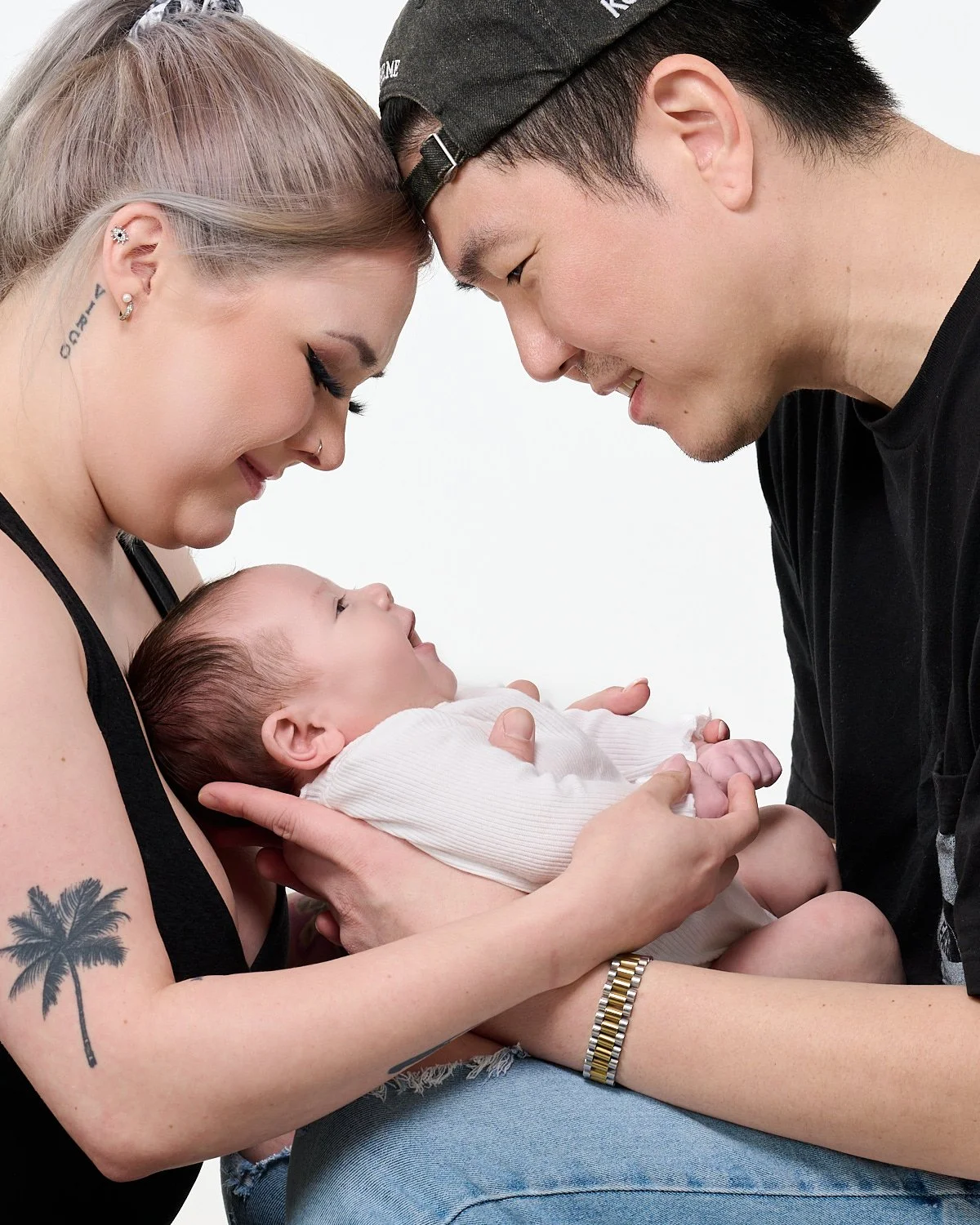 newborn-boy-studio-portrait-family-20240106_Z915990.jpg